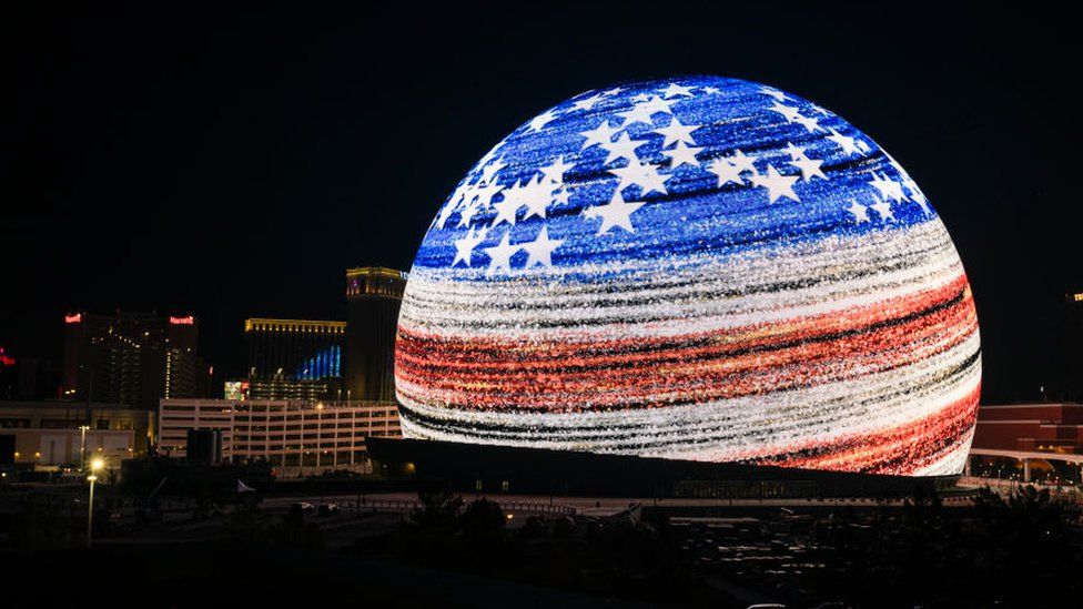 Сфера впервые загорается на праздновании Дня независимости 4 июля 2023 года в Лас-Вегасе, штат Невада