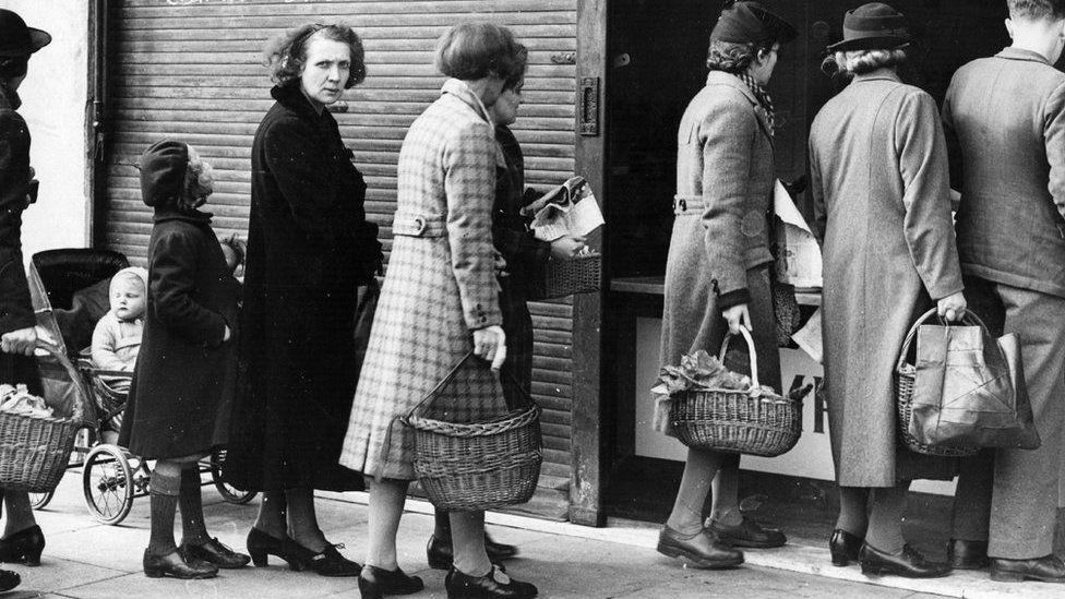 Shoppers queuing from 1943