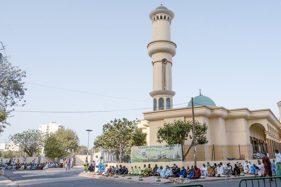 Верующие прибывают в мечеть в районе Пуэнт-Е в Дакаре.