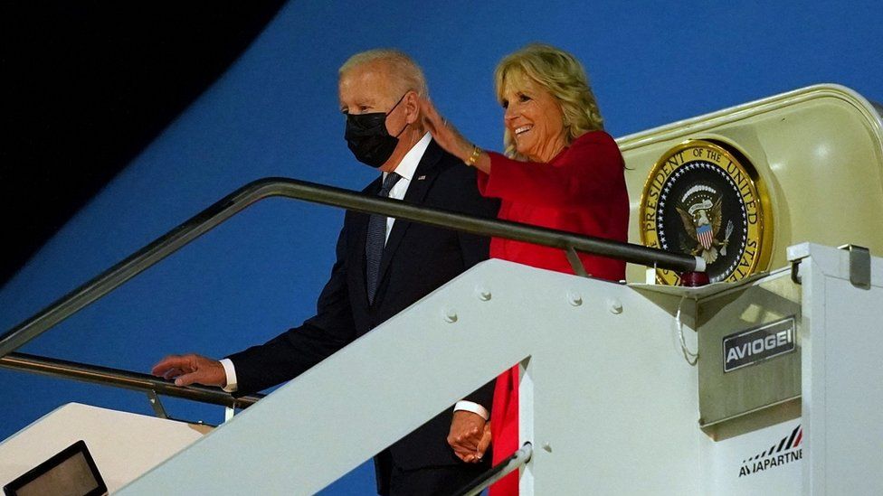 Президент Джо Байден и первая леди Джилл Байден прибывают в аэропорт Фьюмичино в Риме
