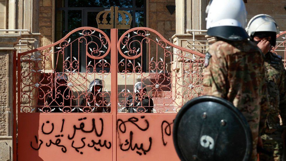 Иракские силы безопасности стоят у входа в посольство Швеции в Багдаде после того, как протестующие штурмовали комплекс (29 июня 2023 г.)