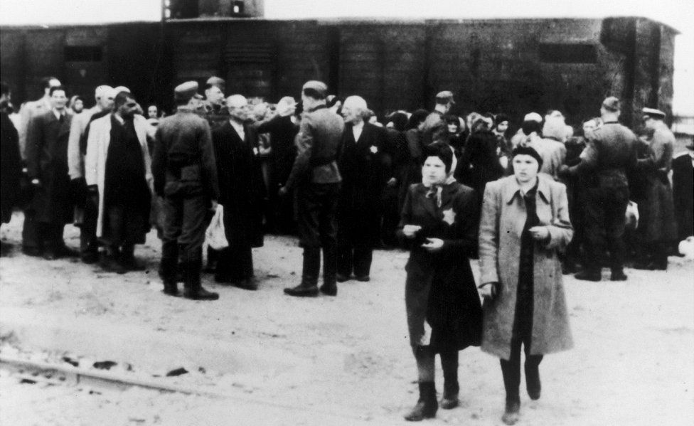 Auschwitz deportees/SS guards - circa 1943