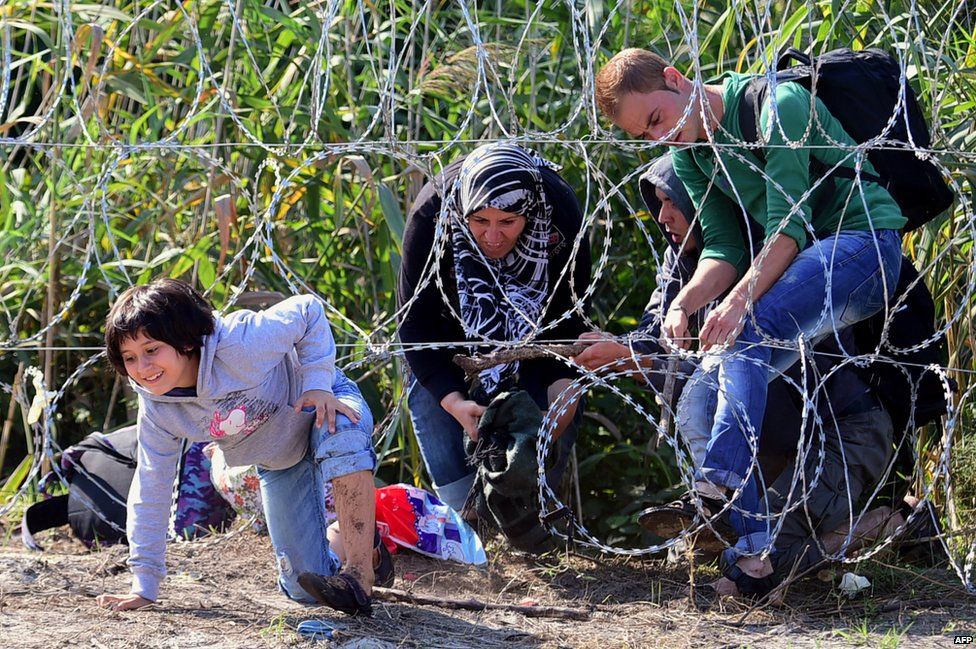 Migrants getting through Hungarian fence, 28 Aug 15