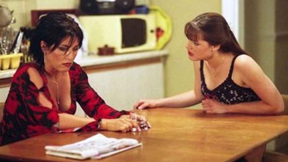 "Fi yw dy fam di" Kat Slater yn cyfadde'r gwirionedd i Zoe. Un o straeon gafaelgar Rob Gittins i East Enders