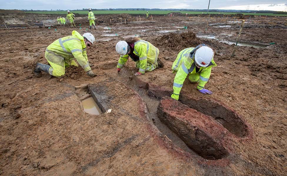 Archaeologists unearthed the remains of a Roman oven during excavations at Field 44 in Bedfordshire, at a dig taking place near the Black Cat roundabout