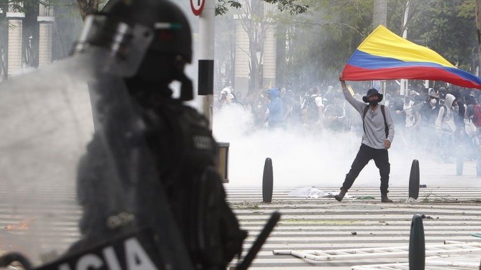 Столкновения демонстрантов с полицией во время протестов против налоговой реформы, объявленной профсоюзами, в Медельине, Колумбия, 28 апреля 2021 года.