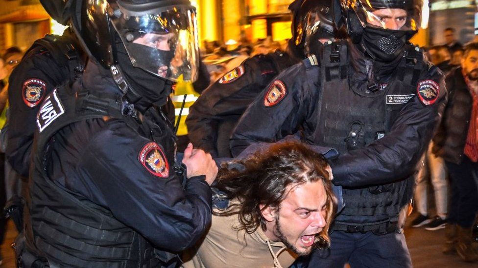 Agentes de policía detienen a un hombre tras los llamamientos a protestar contra la movilización parcial anunciada por el presidente ruso, en Moscú, el 21 de septiembre de 2022.