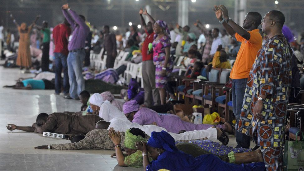 Прихожане молятся в честь Нового года, лежа во время ночного церковного богослужения в лагере Redemption на шоссе Лагос-Ибадан 1 января 2014 года.