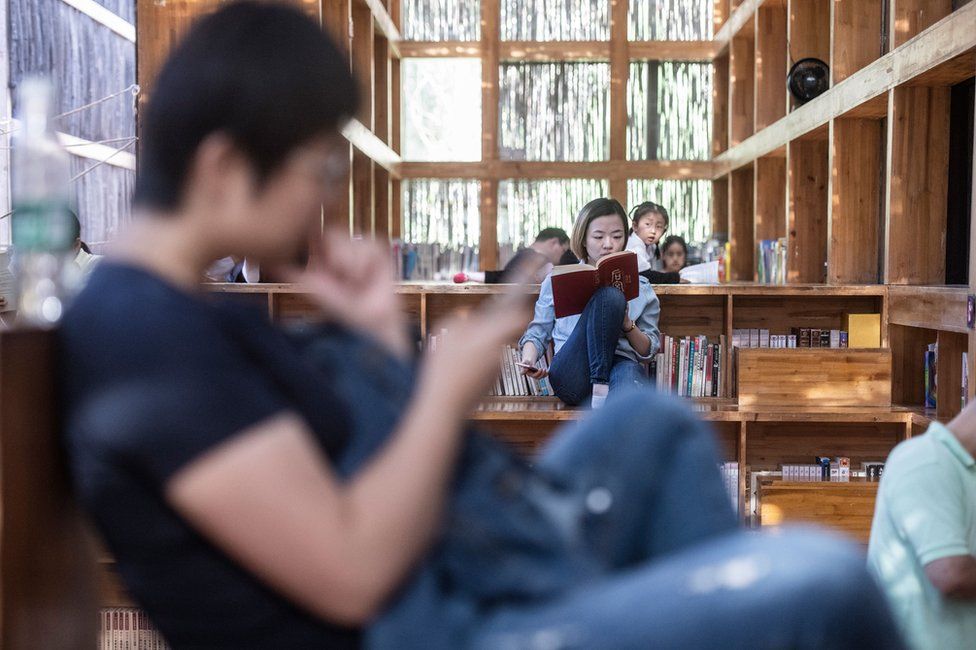 People reading inside Liyuan Library