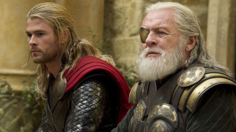 Chris Hemsworth dhe Anthony Hopkins në serialin Thor