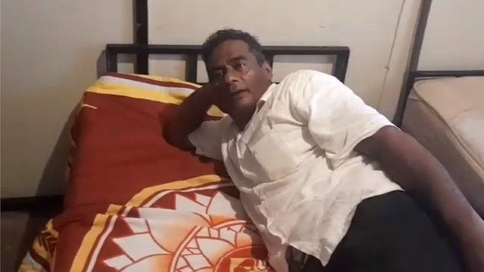 Удени Калутантри, бездельничает на кровати, задрапированной президентским флагом Готабая Раджапакса