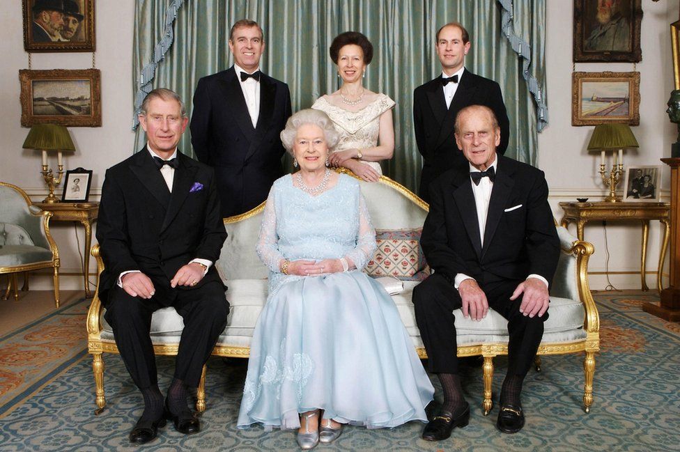 família real posa para uma foto formal antes de um jantar.