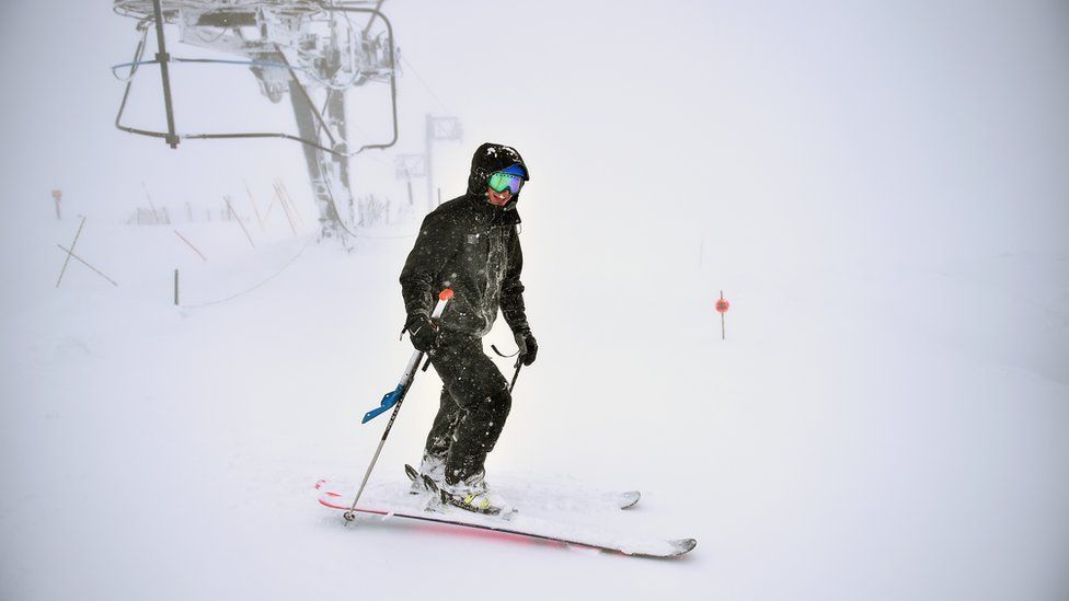 April snow showers across UK - BBC News