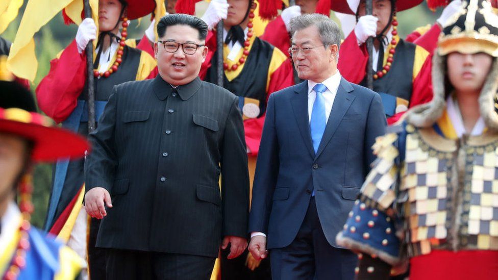 வட கொரிய அதிபர் கிம் ஜாங்-உன், தென் கொரிய தலைவர் முன் ஜே-இன்