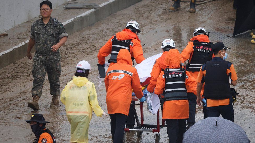 Тело пострадавшего, извлеченное из затопленного туннеля после проливного дождя в Южной Корее
