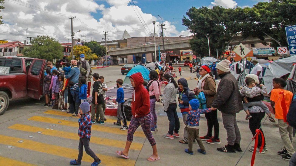 Мигранты собираются в приграничном городе Тихуана, Южная Нижняя Калифорния, Мексика, 12 марта 2021 г.