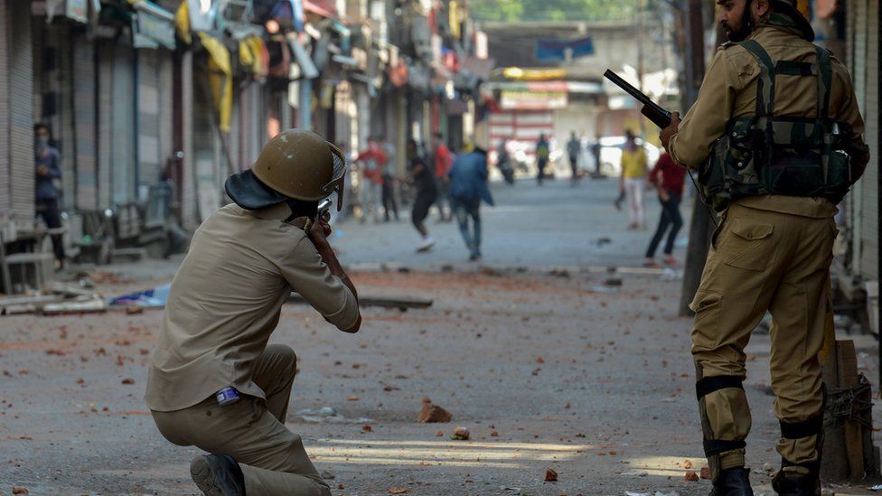 Police take on protesters in Kashmir