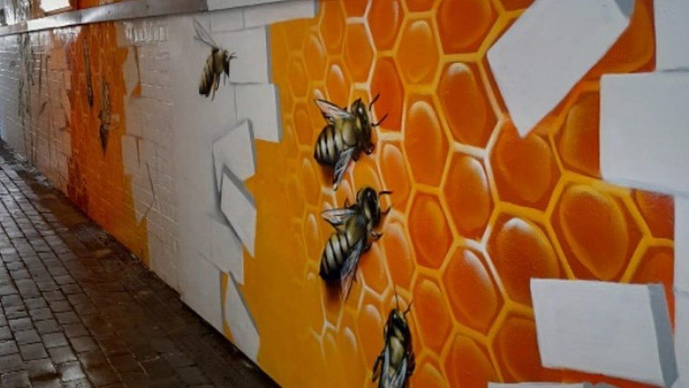 Bee artwork creates a buzz in Berkshire subway - BBC News