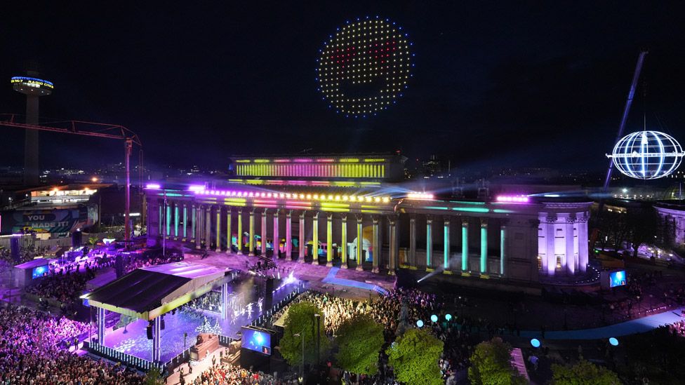Дроны образуют смайлик над Георгиевским залом во время приветственного концерта Национальной лотереи «Евровидение» в Ливерпуле 7 мая 2023 года
