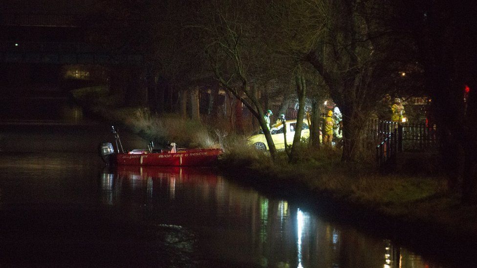 Pair praised for Bristol canal crash rescue attempt BBC News