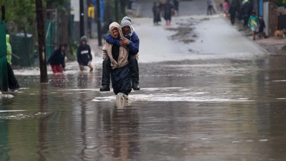 南非暴雨洪灾：西开普省遭受洪水肆虐，至少有11人死亡