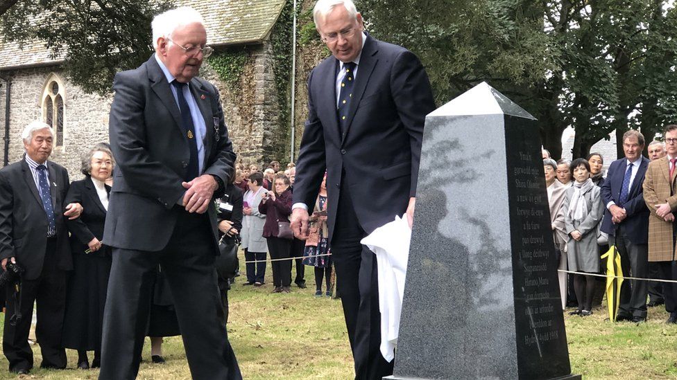 Photo of David James and the Duke of Gloucester unveiling the memorial