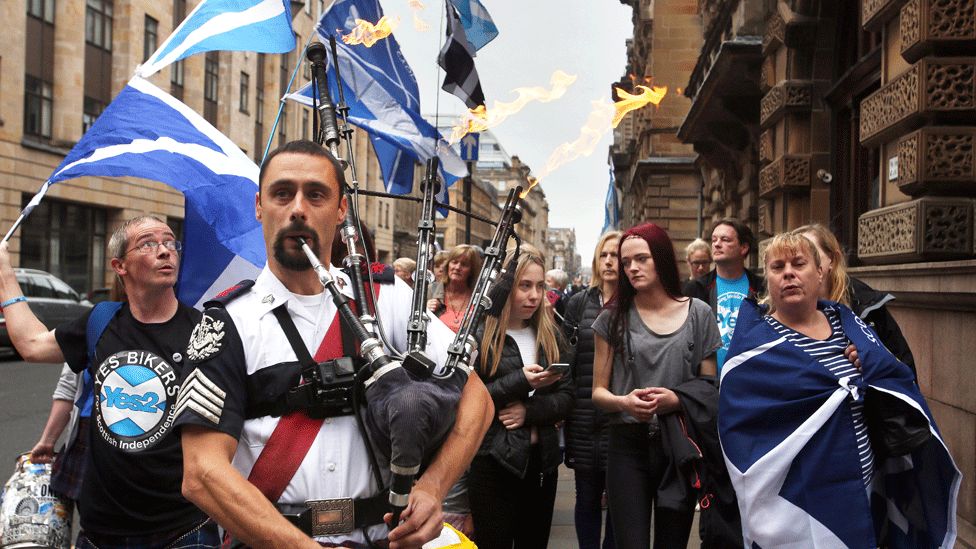Yes backers march in Glasgow