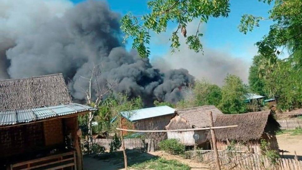Села ма. Мьянма сожжение. Village in Myanmar. Burning Village with people.
