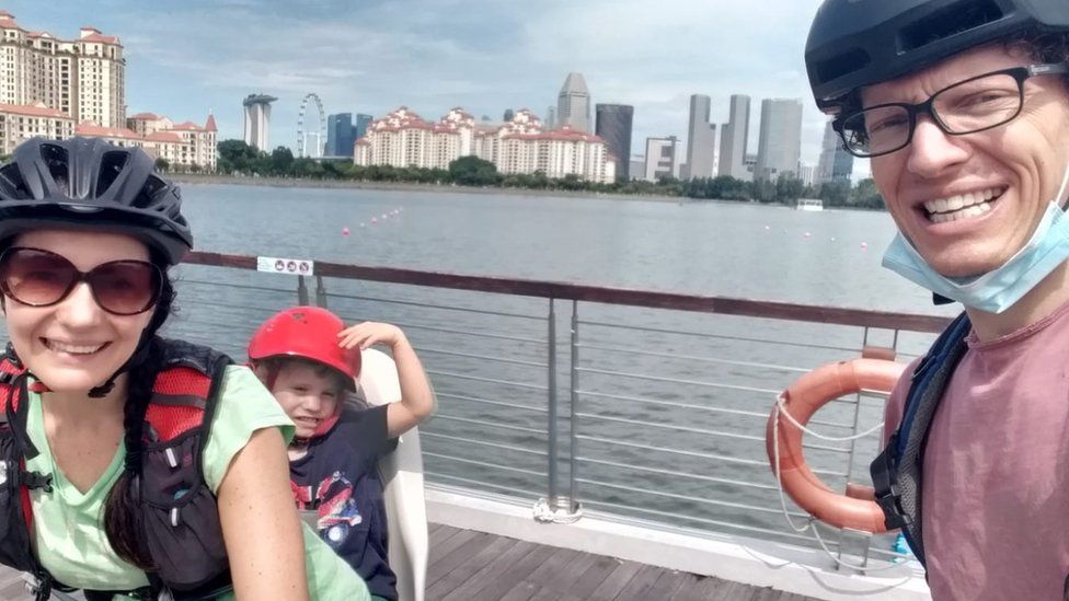 Джеймс с женой и сыном на велосипедах в Сингапуре