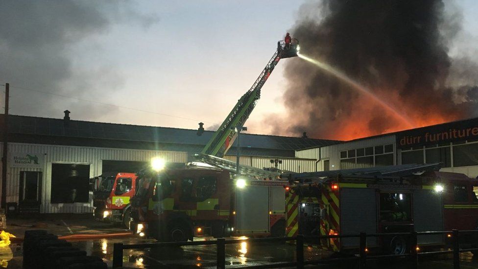 Oldham mill fire: Homes evacuated as fire crews tackle blaze - BBC News