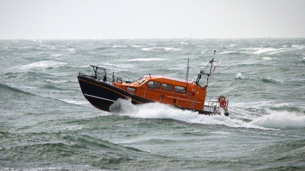 Rescue bid after freight ship loses power - BBC News