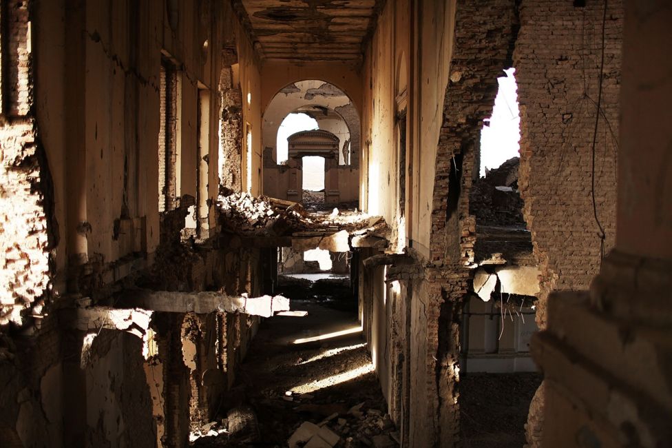 دهلیزهای ویران‌شده داخل قصر در ۲۰۱۰