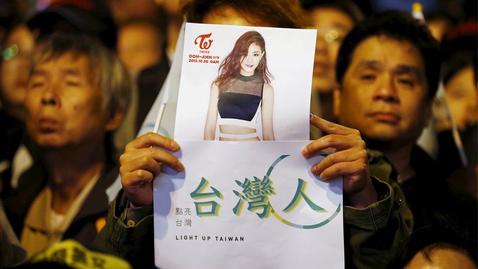 Tsai Ing-wen supporters hold a poster of Chou Tzuyu as they wait for election results (16 Jan 2016)