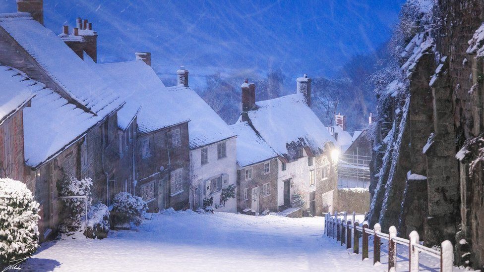 Snow on Gold Hill in Shaftesbury, Dorset