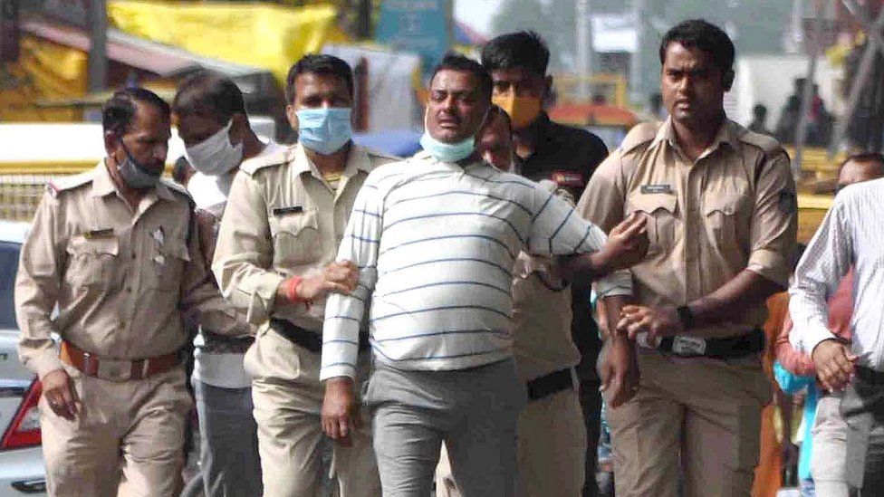 Главный подозреваемый Викас Дубей (С) задержан полицией Мадхья-Прадеша после его задержания в Удджане, Мадхья-Прадеш, Индия, 09 июля 2020 г.