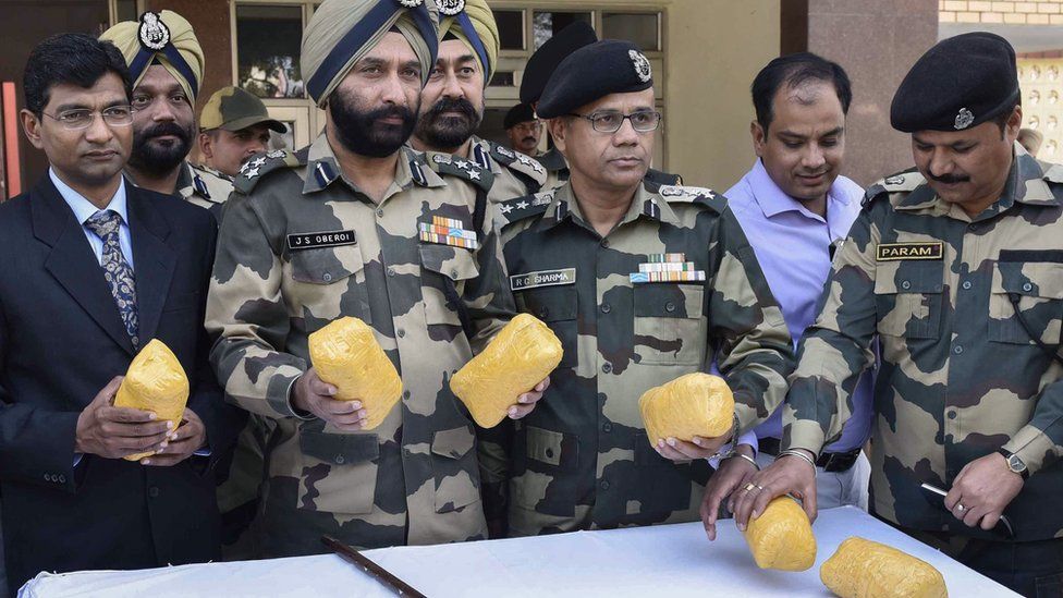 File photo: Indian border security force officers show off packets of confiscated heroin found near the India-Pakistan border , 18 February 2017