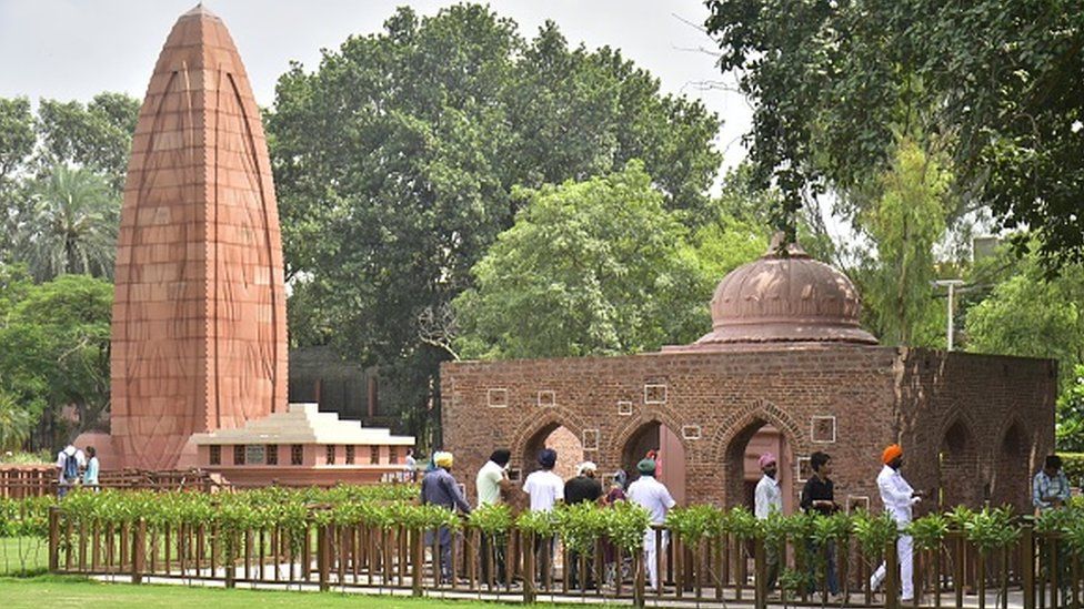 Посетители мемориала Джаллианвала Баг после его открытия, 29 августа 2021 года в Амритсаре, Индия.