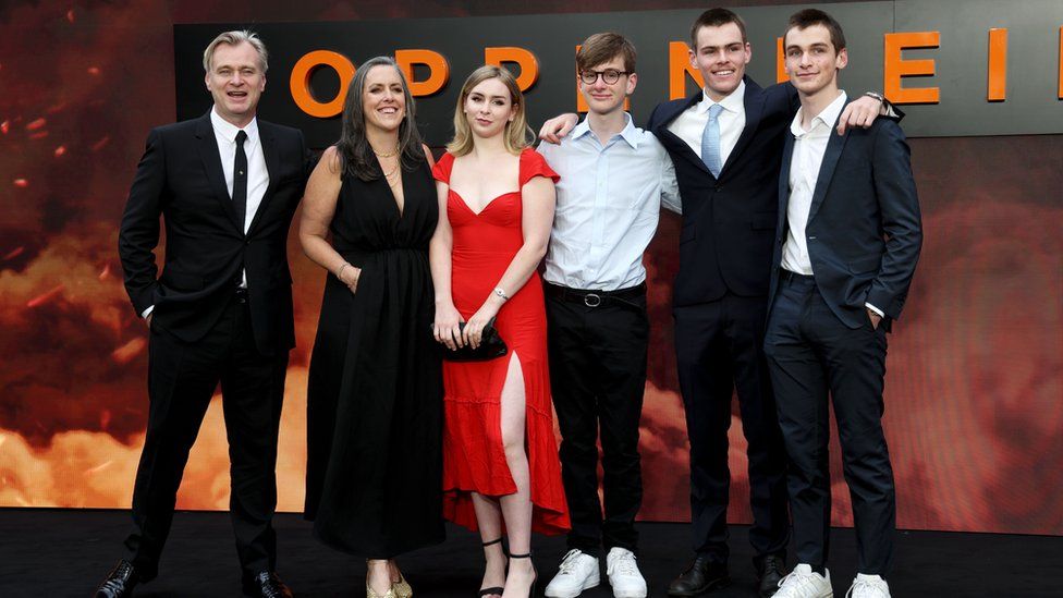 Эмма Томас (2-слева) и британский режиссер Кристофер Нолан (слева) со своей семьей присутствуют на британской премьере «Оппенгеймера» в центре Лондона, Великобритания, 13 мая 2023 года. Фильм выйдет в британских кинотеатрах 21 июля 2023 года.