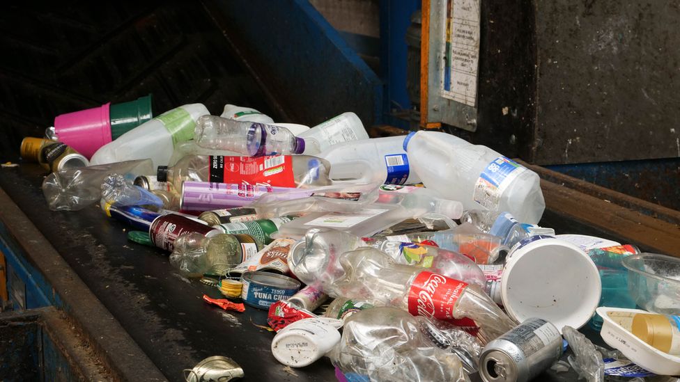 Plastic recycling on a conveyor belt