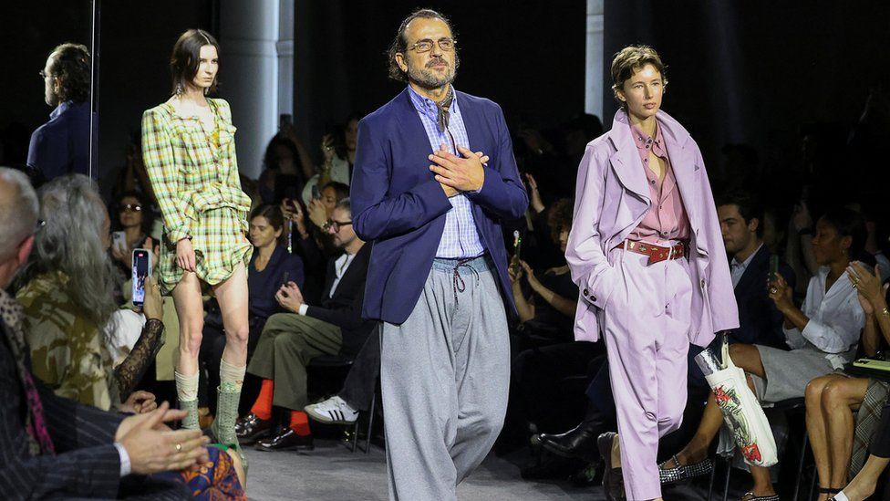Дизайнер Андреас Кронталер реагирует, когда модели представляют его творения в рамках показа женской коллекции готовой одежды весна/лето 2024 для модного дома Vivienne Westwood во время Парижской недели моды в Париже, Франция, 30 сентября 2023 года.