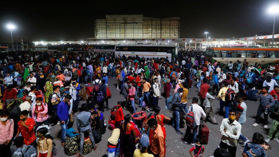 Migrant workers leaving Delhi