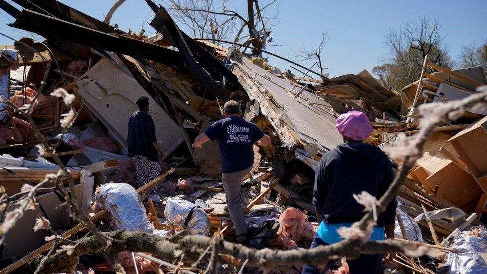 People effort   to retrieve items from the wreckage of their location   successful  Wynne, Arkansas