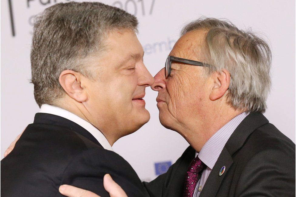 Ukrainian President Petro Poroshenko (L) is welcomed by the President of the European Commission Jean-Claude Juncker (R) during the ?EU Eastern Partnership summit with six eastern partner countries at the European Council in Brussels, 24 November 2017