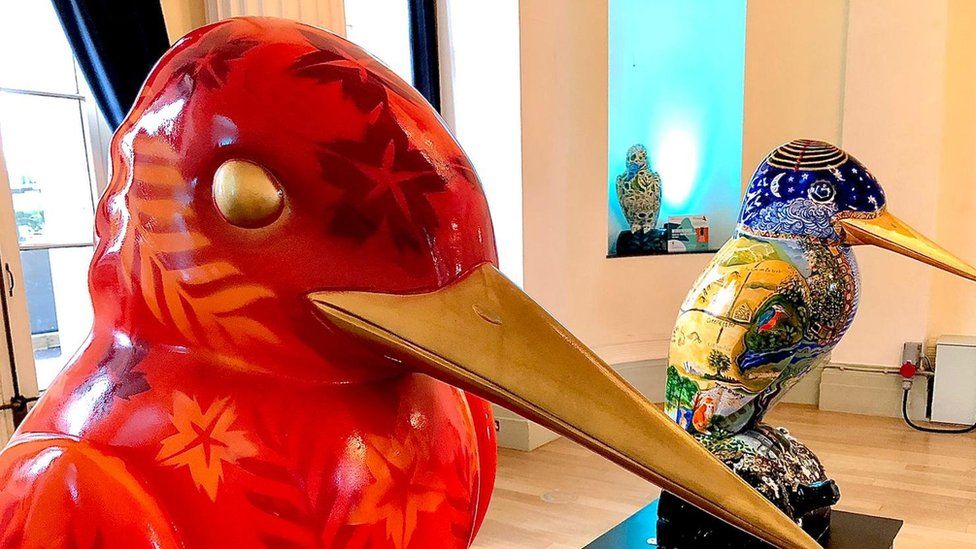 Colourful kingfisher statues from Cotswolds art trails raise £60,000 ...