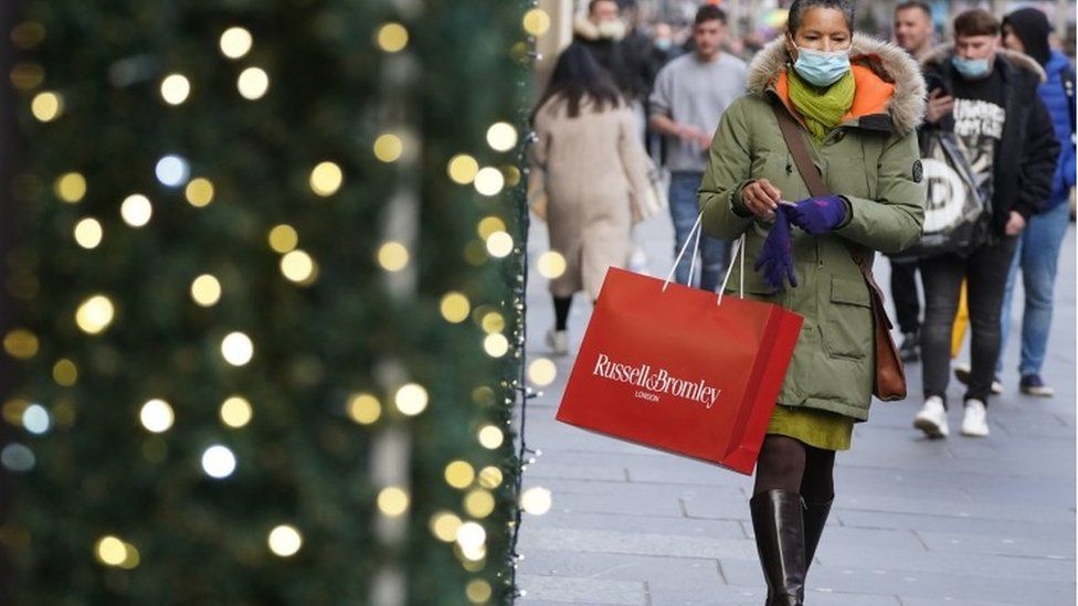 Norwich retailers, shoppers and commuters on mask-wearing - BBC News