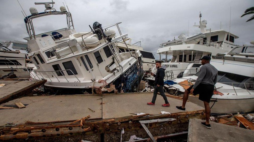 Лодки, разрушенные ураганом Ян, вылетели на дамбу.