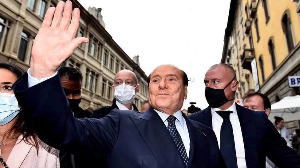 Бывший премьер-министр Италии Сильвио Берлускони машет рукой после того, как проголосовал на итальянских выборах мэров и советников, в Милане, Италия, 3 октября 2021 г.