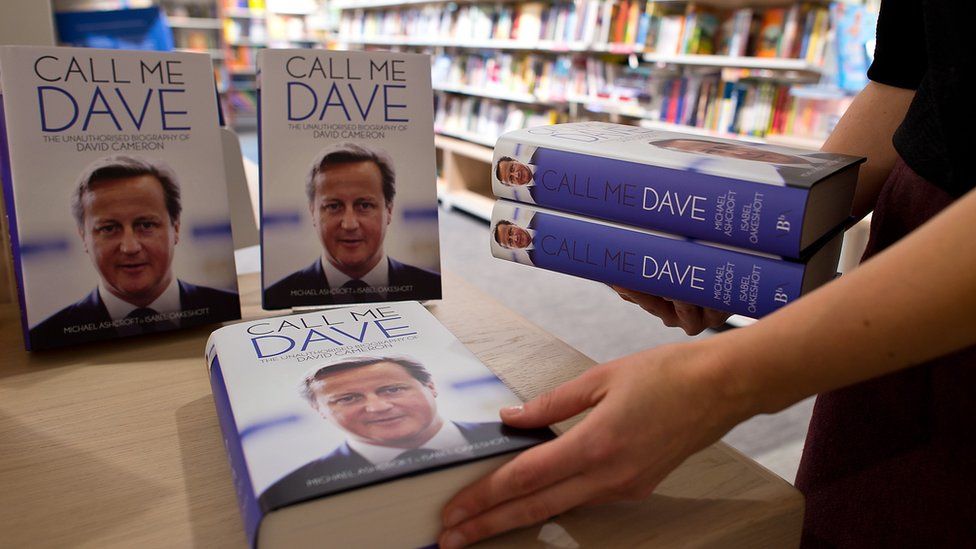 Londra, UK, 6 ottobre 2015,biografia non autorizzata David Cameron 'Call Me  Dave' da Michael Ashcroft & Isabel Oakeshott sulla vendita bookshop Foto  stock - Alamy