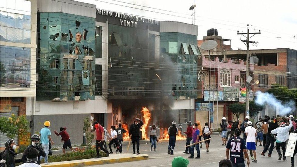 Protesters set fire to the mayor's office in Vinto
