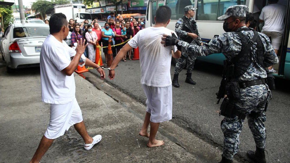 Полицейские переводят задержанных в тюрьму, поскольку, по данным Министерства юстиции и общественной безопасности, во время чрезвычайного положения было задержано более 37 000 человек в Сан-Сальвадоре, Сальвадор, 7 июня 2022 г.